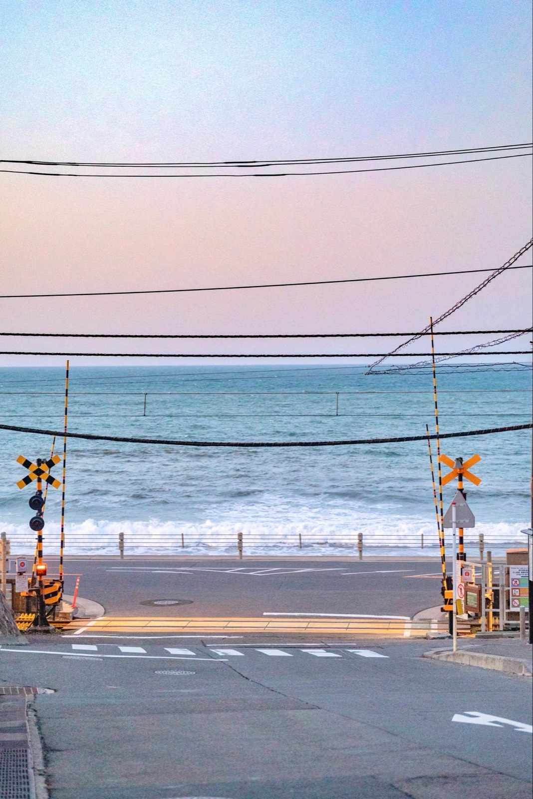 海边铁路道口，另一侧是大海